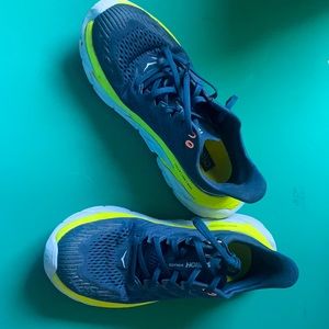 Hoka one one : Clifton